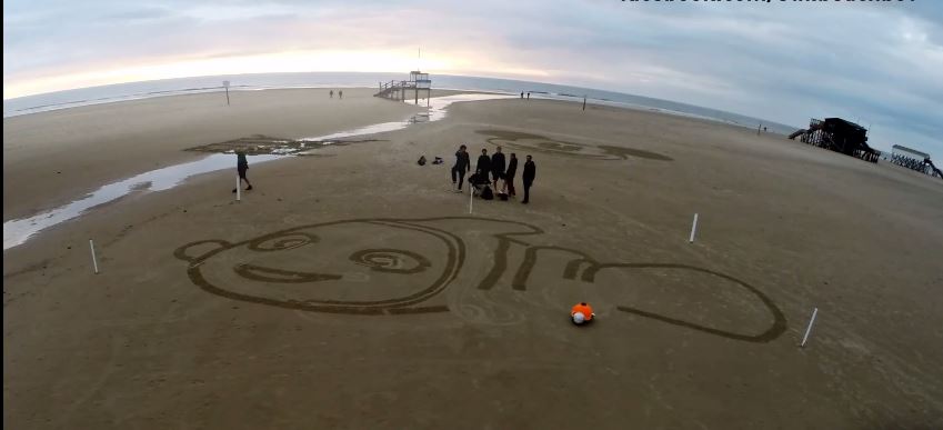 Ρομπότ ζωγραφίζει στην άμμο – ΒΙΝΤΕΟ