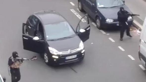 AFP: Παραδόθηκε στις αρχές ο ένας εκ των τριών δραστών της επίθεσης στο Charlie Hebdo