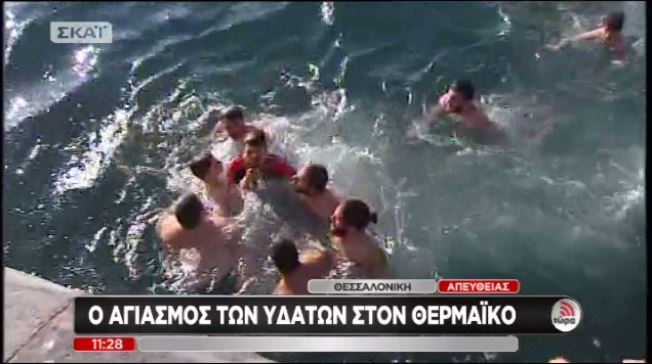 13χρονος έπιασε τον Τίμιο Σταυρό στη Θεσσαλονίκη – BINTEO