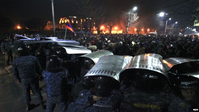Αρμενία-Συγκρούσεις μεταξύ αστυνομικών και διαδηλωτών – ΒΙΝΤΕΟ