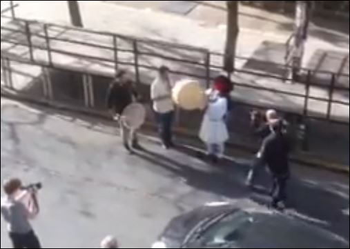 Ο τσολιάς της Ελληνοφρένειας τραγουδά στην Κουμουνδούρου το… “καγκέλια Rossa” – ΒΙΝΤΕΟ