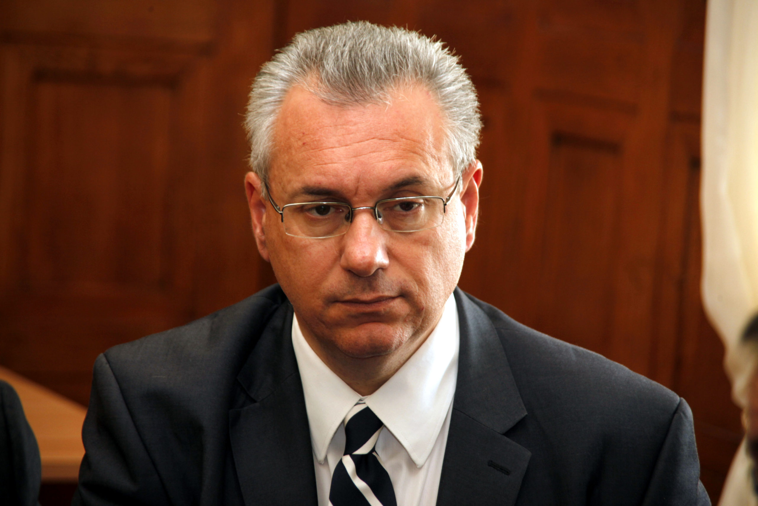 Μήνυση από πέντε “γαλάζιους” βουλευτές για SMS