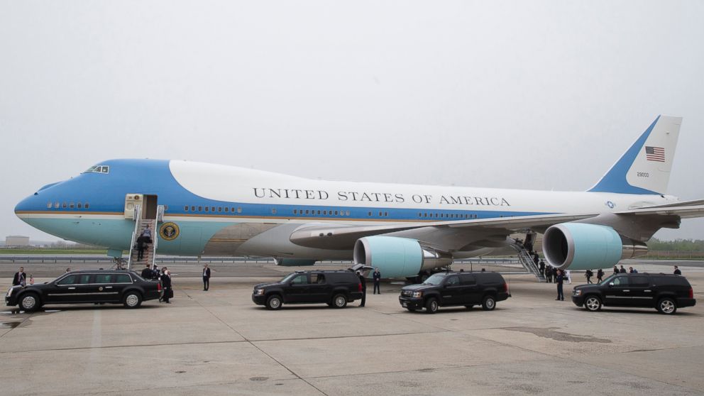 PHOTO: The presidential motorcade waits alongside Air Force One at John F. Kennedy International Airport in New York, Thursday, May 15, 2014.