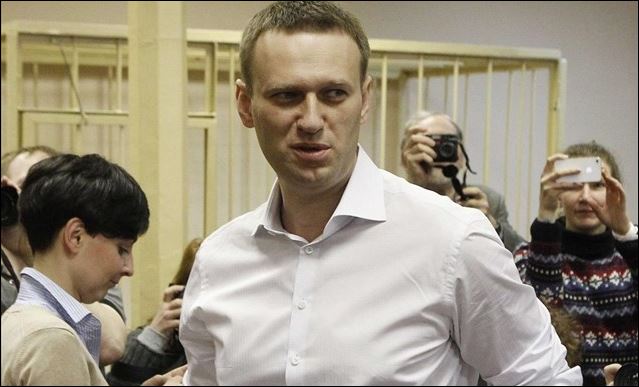 Ο Ναβάλνι έκοψε το βραχιολάκι του… Πούτιν