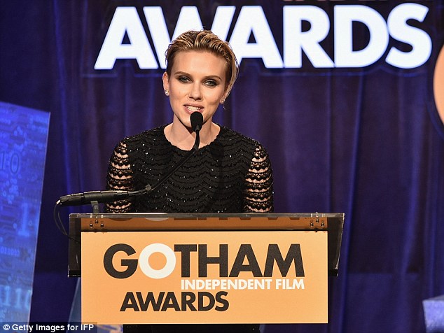 H Γιόχανσον κάνει βόλτα με την κόρη της – ΦΩΤΟ