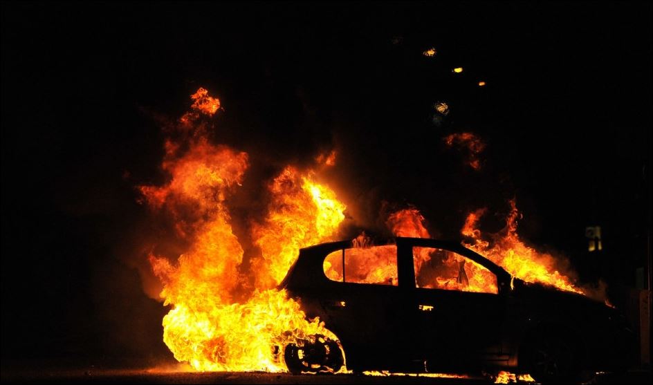 Αυτοκίνητο τυλίχθηκε στις φλόγες στα Τρίκαλα
