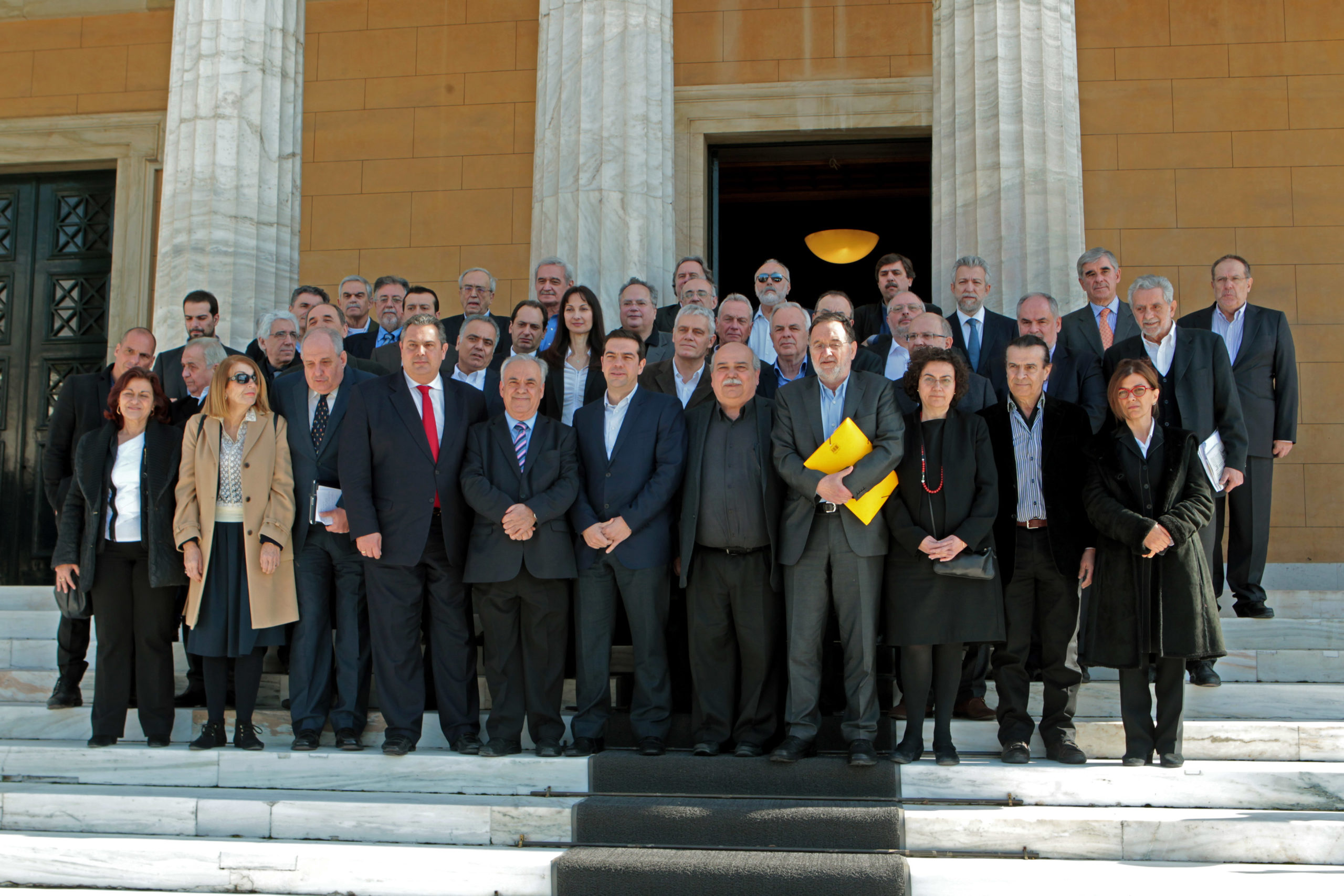 Το υπουργικό συμβούλιο φωτογραφήθηκε με φόντο τη βουλή – ΦΩΤΟ