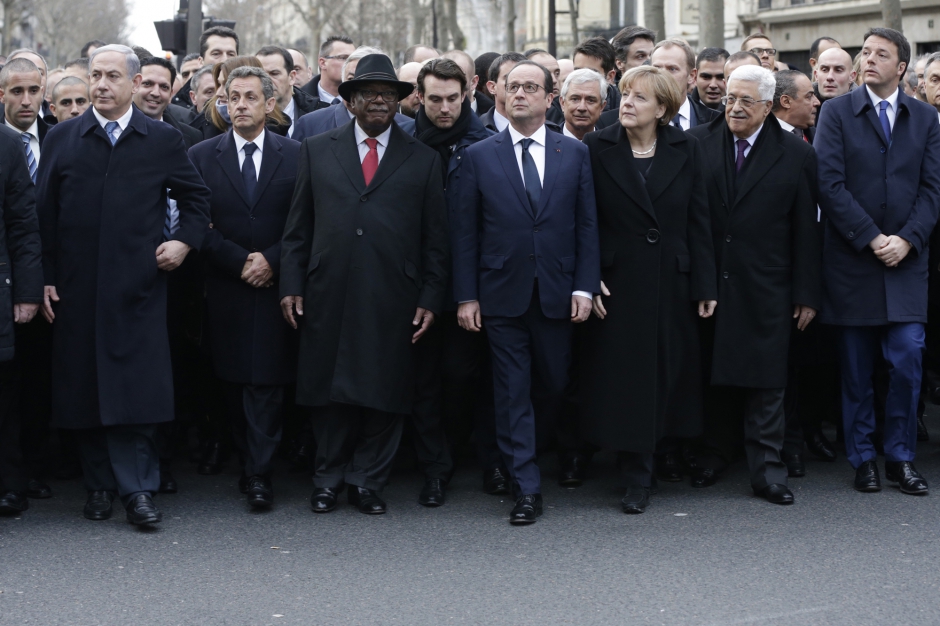 Ο Σαρκοζί σπρώχνει για να βρεθεί στην πρώτη σειρά της διαδήλωσης – ΦΩΤΟ