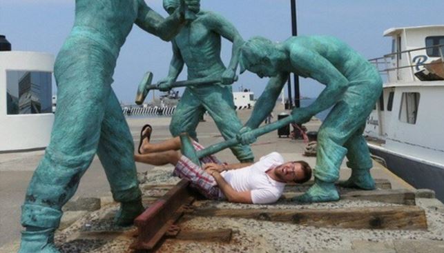 Μπορεί ένα άγαλμα να είναι άτακτο; – ΦΩΤΟ