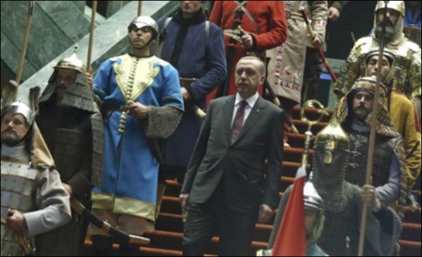 Με “οθωμανικό καρναβάλι” υποδέχθηκε τον Αμπάς ο Ερντογάν – ΦΩΤΟ