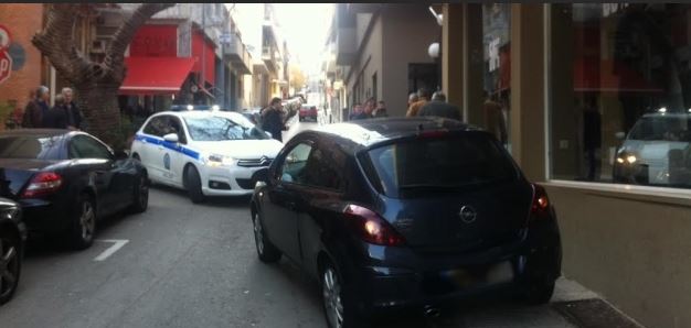 Λύθηκε το χειρόφρενο και πήρε την… κατηφόρα – ΦΩΤΟ