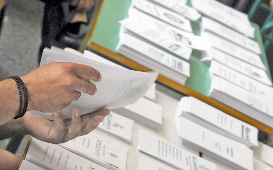 Έτρεχαν να αντικαταστήσουν τα βρεγμένα ψηφοδέλτια