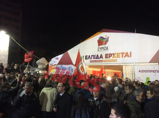 Χαμόγελα στο εκλογικό κέντρο του ΣΥΡΙΖΑ – ΦΩΤΟ – ΤΩΡΑ