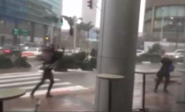 Ο αέρας παρέσυρε γυναίκα – ΒΙΝΤΕΟ