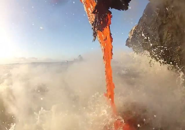 Λάβα εκχύνεται στον ωκεανό – ΒΙΝΤΕΟ