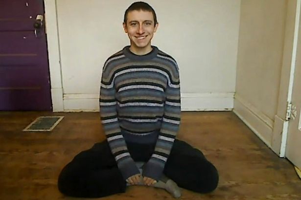 Ποζάρει εντελώς ακίνητος επί τέσσερις ώρες – ΒΙΝΤΕΟ