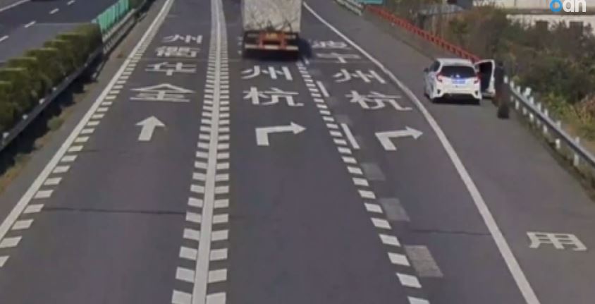 Ελαστικό χτυπά γυναίκα σε εθνική οδό – ΒΙΝΤΕΟ