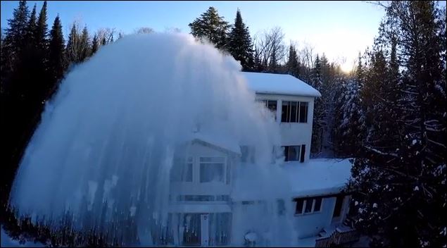 Πέταξε καυτό νερό στους -31 βαθμούς – ΒΙΝΤΕΟ