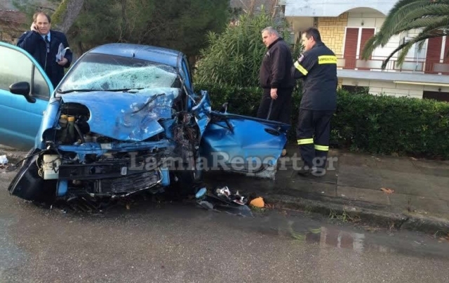 Καμένα Βούρλα – ΙΧ συγκρούστηκε με φορτηγό – ΦΩΤΟ