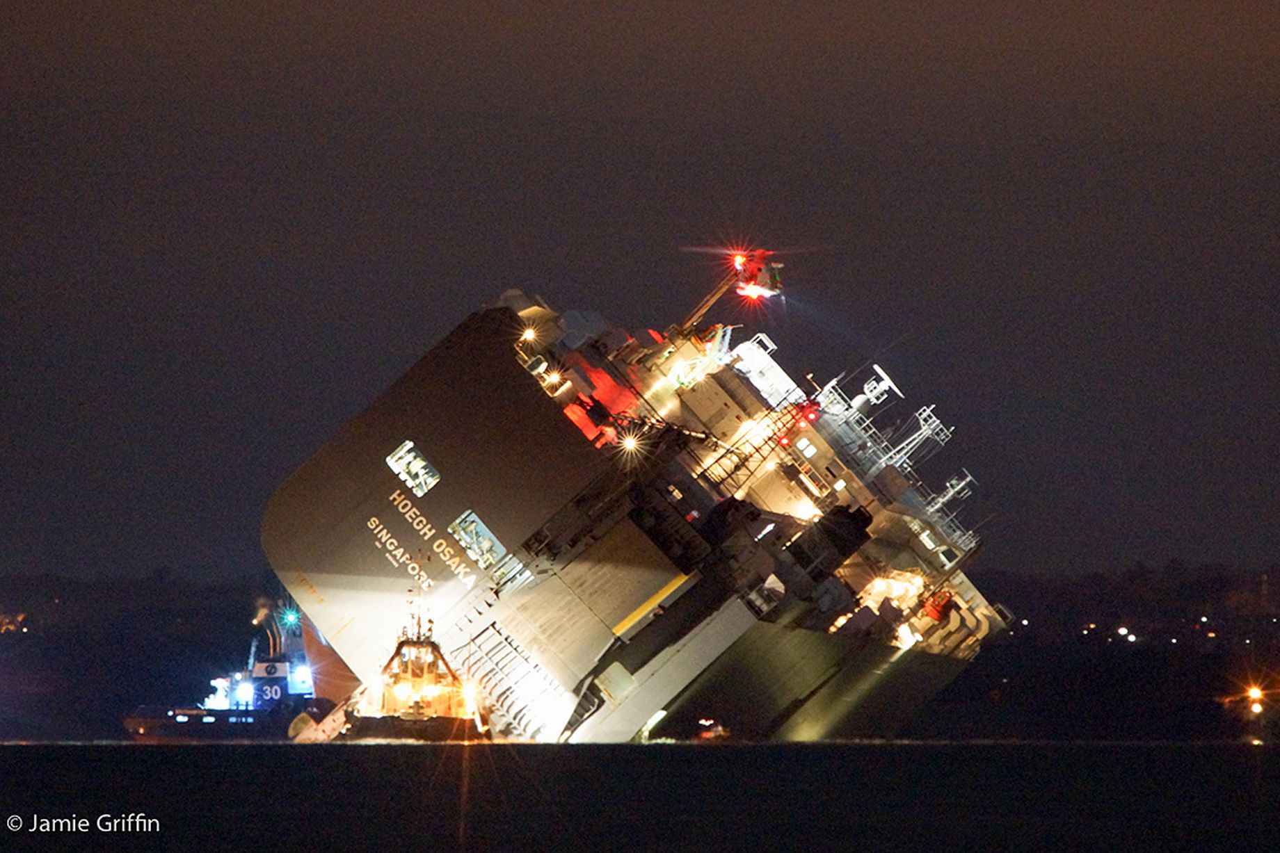 ΤΩΡΑ -Πλοίο βυθίζεται έξω από το Σαουθάμπτον – ΒΙΝΤΕΟ