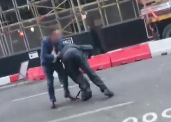 Προσπάθησε να σταματήσει ληστή και αυτός έβγαλε ματσέτα – ΒΙΝΤΕΟ