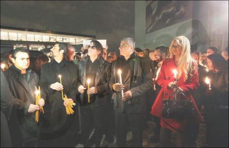 Με κεριά στη συγκέντρωση για την επιστροφή των γλυπτών του Παρθενώνα – ΦΩΤΟ