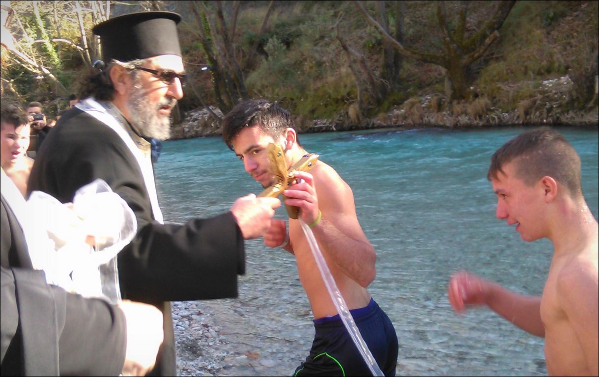 ΒΙΝΤΕΟ: Βούτηξαν στα παγωμένα νερά του μυθικού ποταμού Αχέροντα