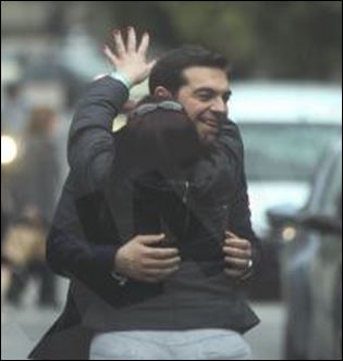 “Επίθεση” αγάπης στον Τσίπρα – ΦΩΤΟ