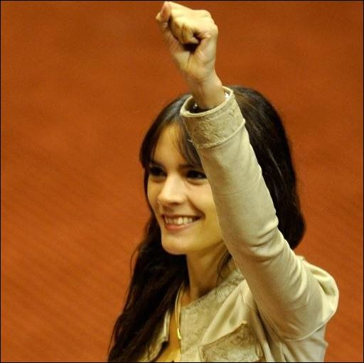 Η βουλευτής της Χιλής που χαμογέλασε με τη νίκη του Τσίπρα