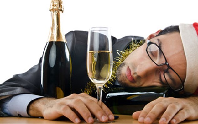 Έρευνα – Επιρρεπείς στο αλκοόλ όσοι δουλεύουν πολύ