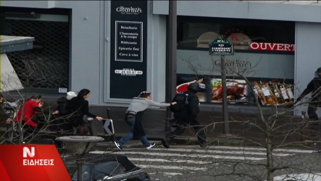 ΤΩΡΑ – Aπελευθερώνονται οι όμηροι από το παντοπωλείο – ΦΩΤΟ