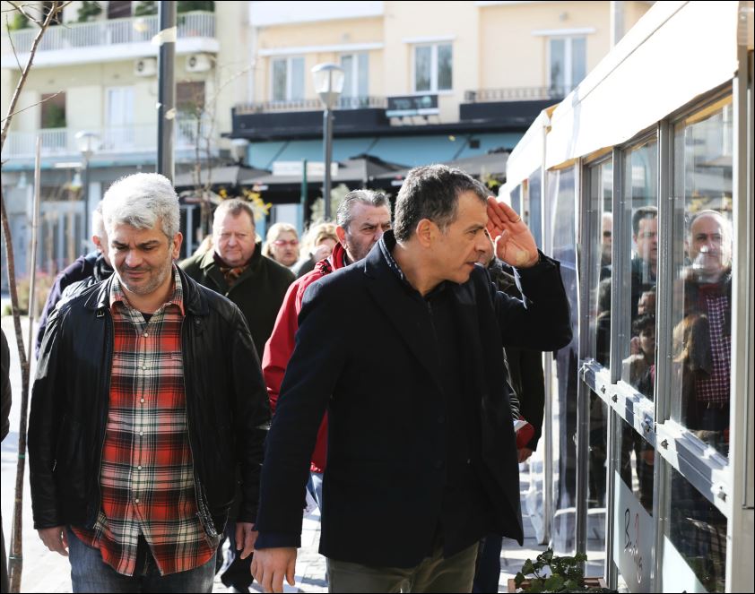 Στις γειτονιές του Κορυδαλλού ο Θεοδωράκης – ΦΩΤΟ