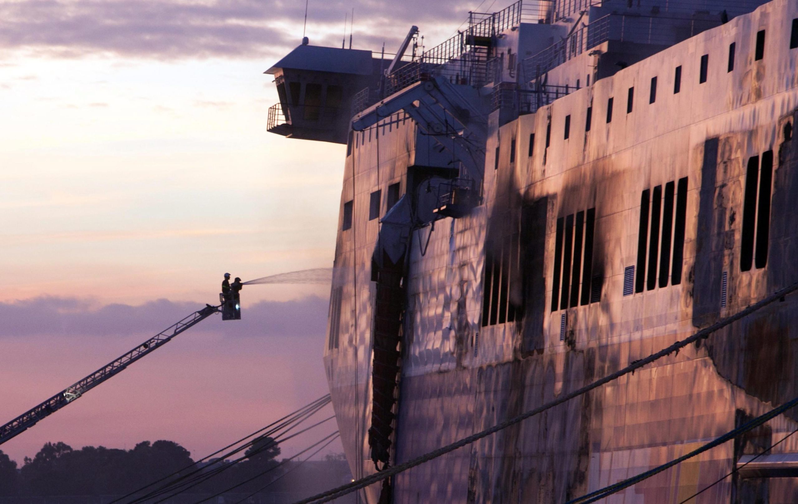 Συνεχίζει να φλέγεται το εσωτερικό του Norman Atlantic