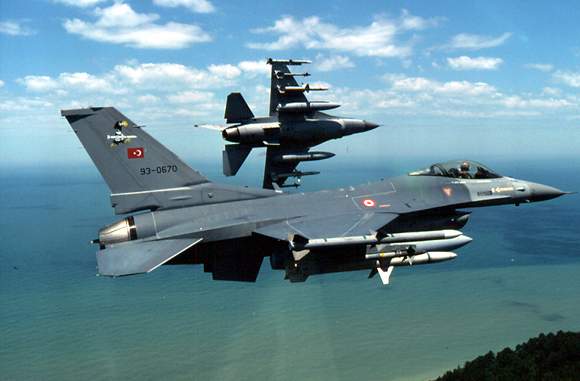 Τουρκικά F-16 στα Ίμια την ώρα που έριχνε στεφάνι ο Καμμένος