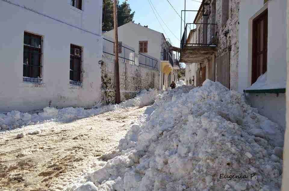 Το χιόνι σκέπασε τις πόρτες των σπιτιών στη Σαμοθράκη – ΦΩΤΟ – ΒΙΝΤΕΟ