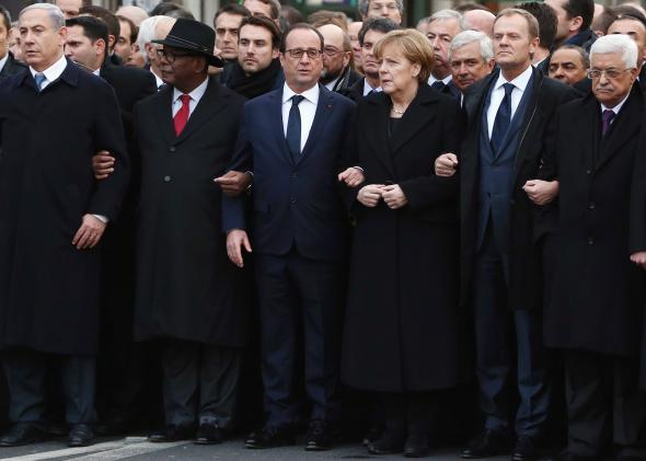 Σκηνές εγγύτητας μεταξύ ξένων ηγετών στην πορεία του Παρισιού – ΦΩΤΟ