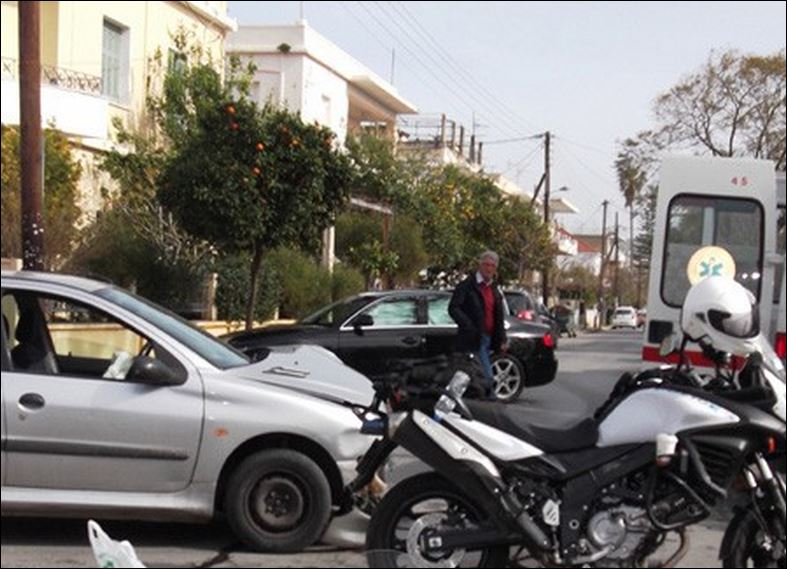 Τροχαίο με το βουλευτικό αυτοκίνητο του Μαρκογιαννάκη – ΦΩΤΟ