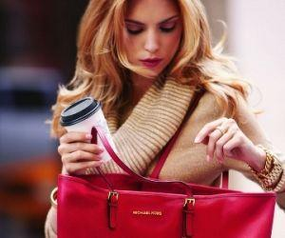 13 πράγματα που πρέπει να έχει κάθε γυναικεία τσάντα