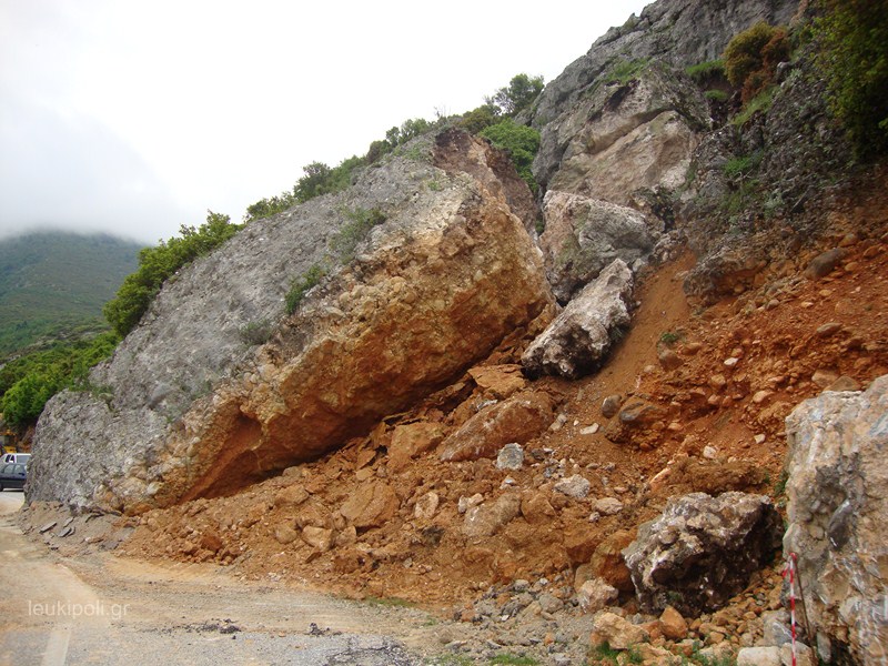 Βγήκε από το αυτοκίνητο και το καταπλάκωσαν βράχοι
