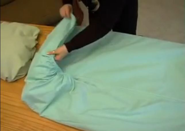 Πώς να διπλώσετε ένα σεντόνι με λάστιχο – ΒΙΝΤΕΟ