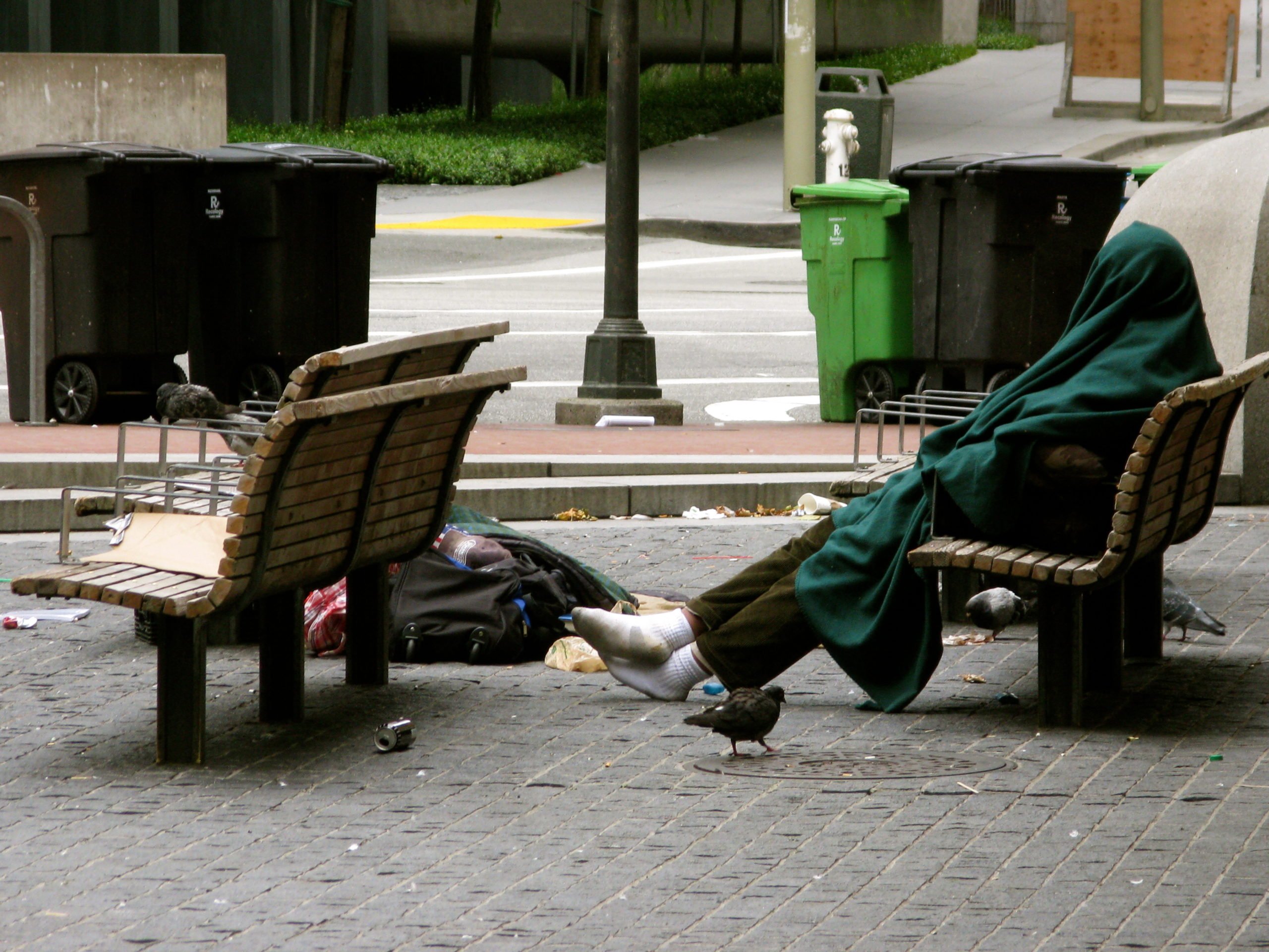 Σε ποια πόλη “ξήλωσαν” τα παγκάκια για να μη κοιμούνται οι άστεγοι
