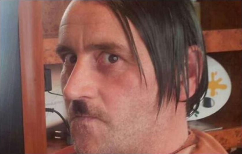 Παραιτήθηκε ο ηγέτης του Pegida που πόζαρε α λα… Χίτλερ