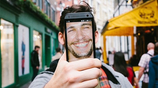 Οι άνδρες που βγάζουν selfie μπορεί να είναι ψυχοπαθείς
