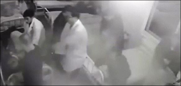 Νοσοκόμοι κλωτσούν έγκλειστο σε ψυχιατρείο – ΒΙΝΤΕΟ