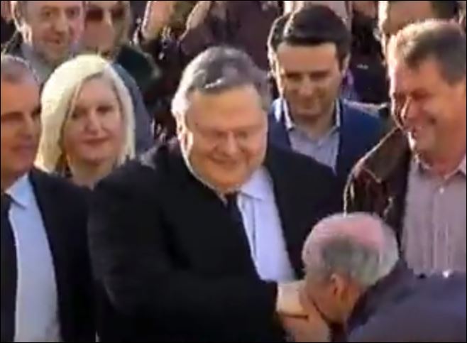 Χειροφίλημα στον Βενιζέλο – ΒΙΝΤΕΟ