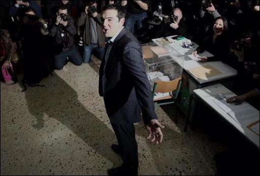 Οι φωτογράφοι γέμισαν το εκλογικό κέντρο για τον Τσίπρα– ΦΩΤΟ