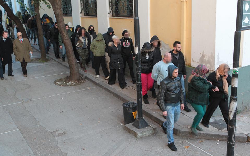 Τα άπλυτα ρούχα έκρυβαν… συμβόλαιο θανάτου