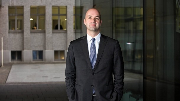 Ο Φράτσερ προτείνει γενναίο κούρεμα του ελληνικού χρέους