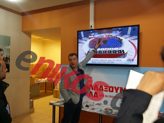 Ο Θεοδωράκης δείχνει που θα κάθονται οι βουλευτές του – ΦΩΤΟ