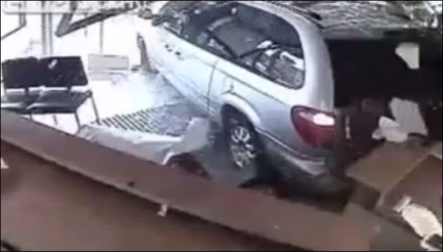 Αντί για φρένο πάτησε γκάζι – ΒΙΝΤΕΟ